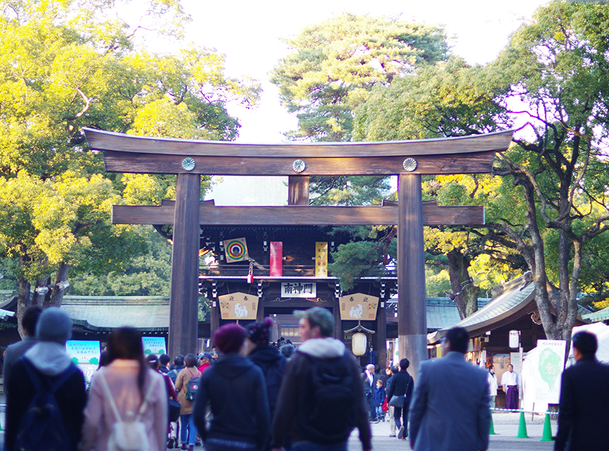 鳥居をくぐる時は服を整えて軽く会釈して通りましょう