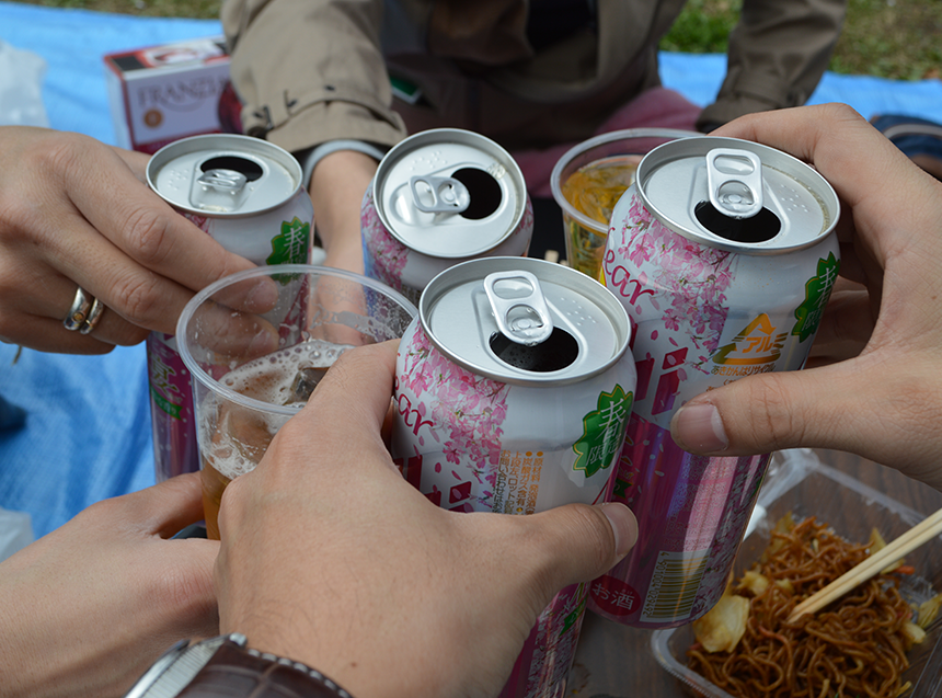 桜バージョンのビールで乾杯