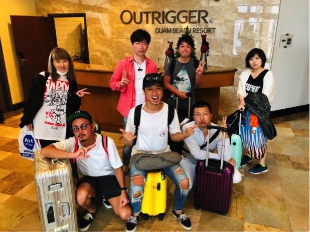 OUT RIGGER HOTEL一階の受付にて集合写真！